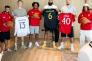 姆贝莫4XL！NBA球星造访曼联训练基地，B费约罗齐尔克泽热情接待